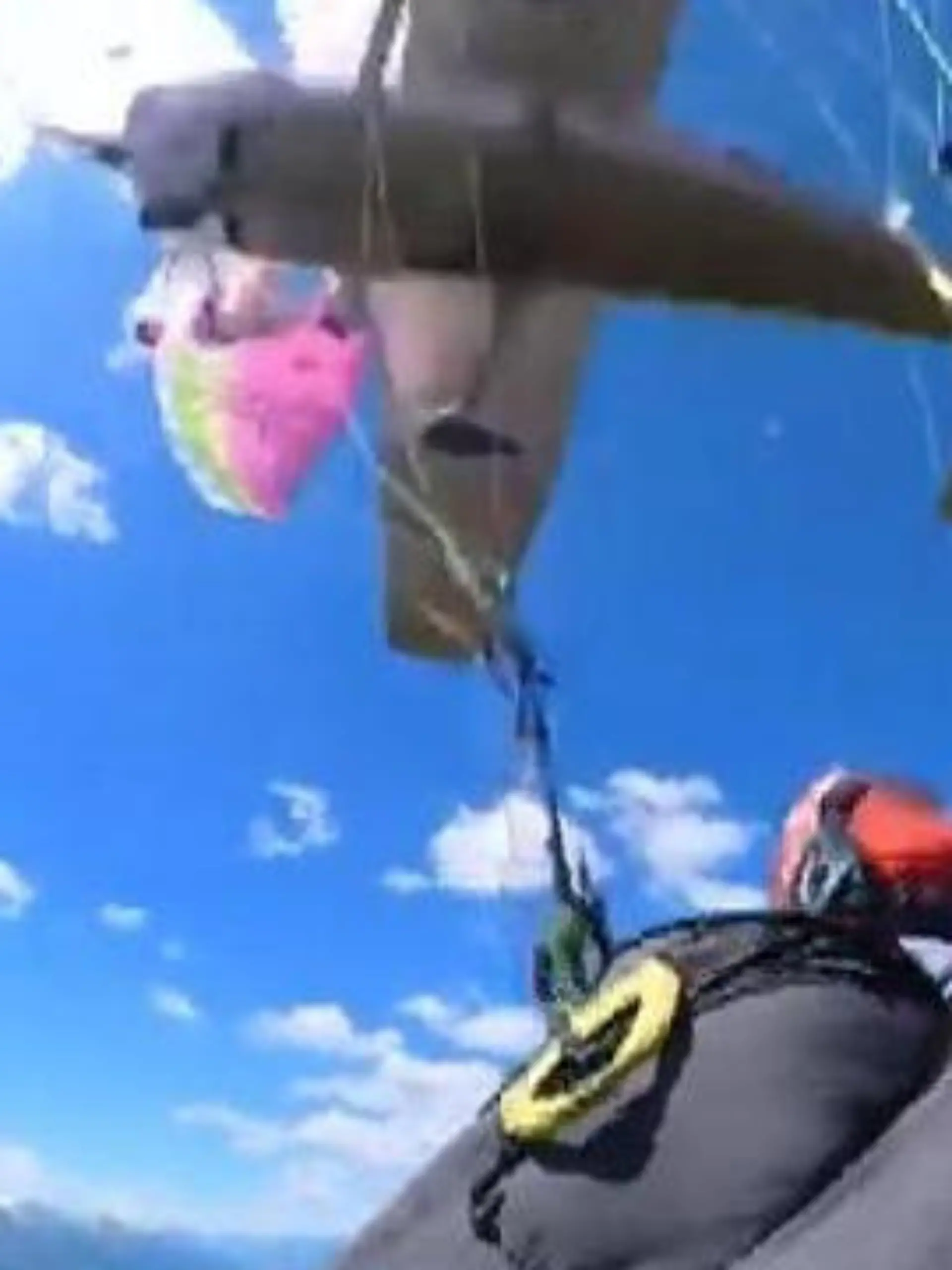 Bild zu: "Horror am Himmel! Cessna zerfetzt Gleitschirm – Pilotin stürzt in die Tiefe"