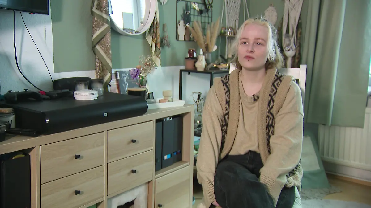 Hanna Brunotte sitzt auf einem Stuhl in ihrem Zimmer.