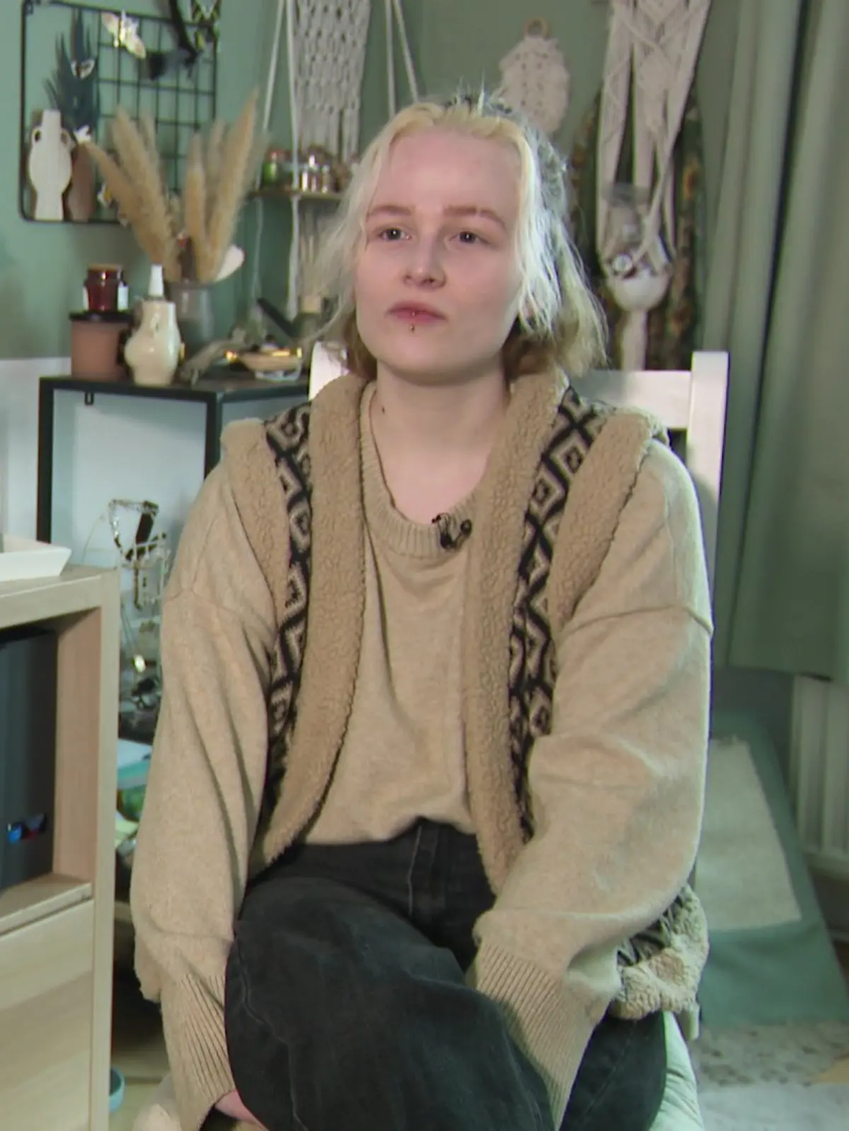 Hanna Brunotte sitzt auf einem Stuhl in ihrem Zimmer.