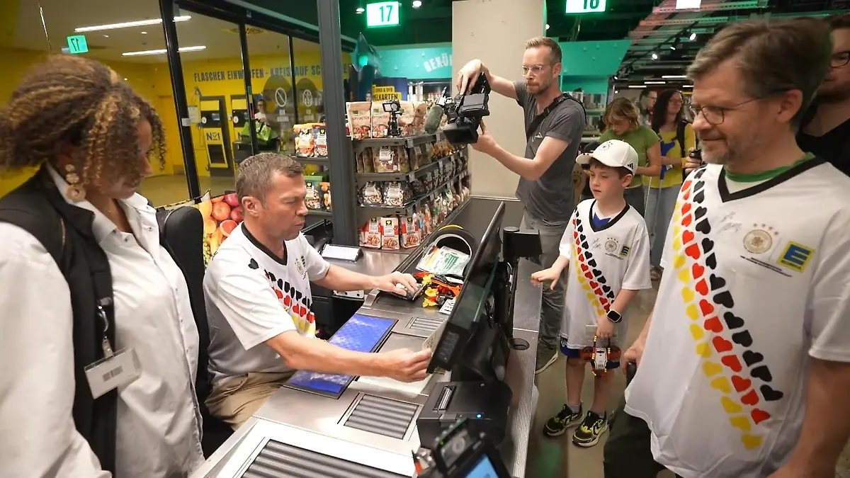 Nach dem Hype um das Check-24-Trikot sorgt jetzt das Edeka-Trikot für Aufsehen Lothar Matthäus überrascht Fans als Kassierer