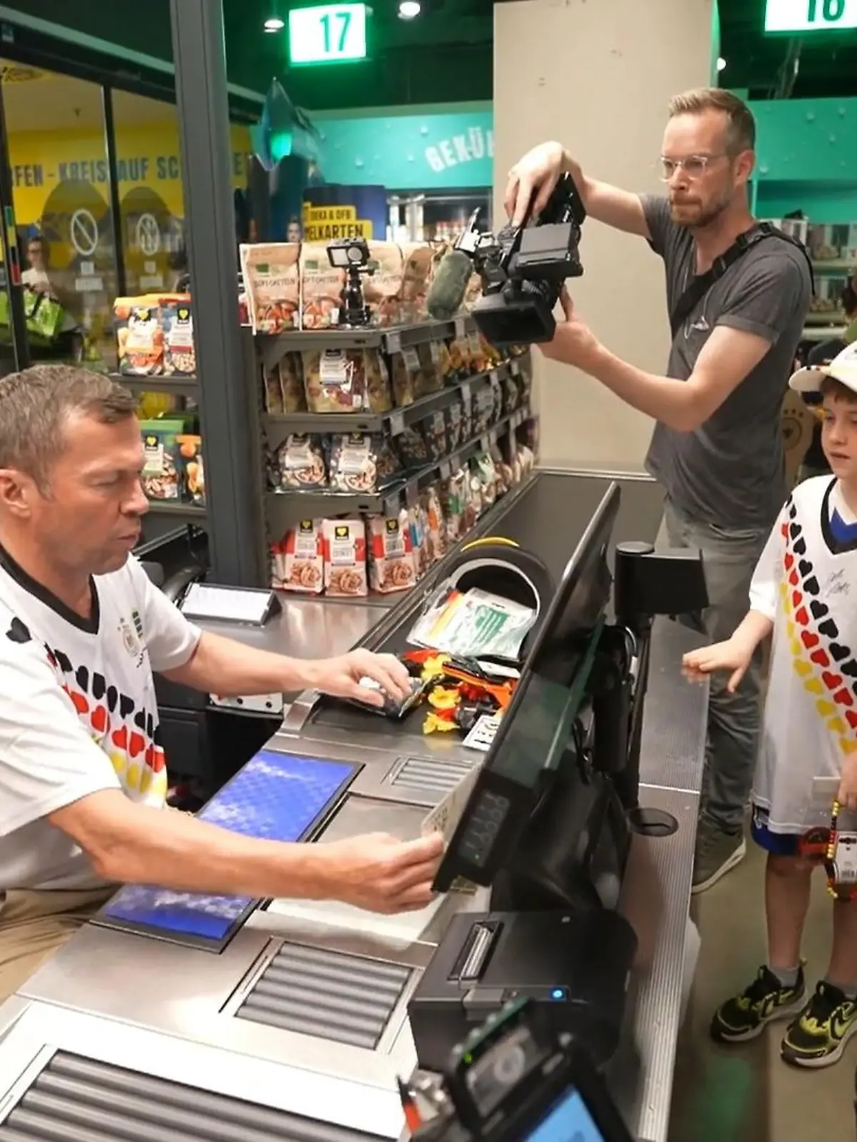 Bild zu: "Nach dem Hype um das Check-24-Trikot sorgt jetzt das Edeka-Trikot für Aufsehen"