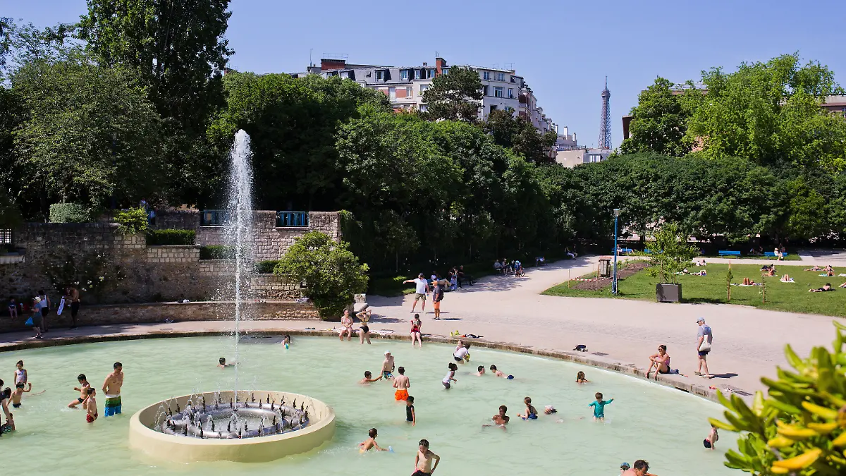 A heatwave hits Paris; here, children and parents cool off in the water of the fountain at Square Saint-Lambert, 15th district , even though swimming is prohibited. The square's staff intervened once in the mid-afternoon to ask everyone to leave. Paris.On May 25, 2026. Paris, FRANCE-25/05/2026. Vague de chaleur sur Paris, ici des enfants et parents se rafraichissent dans l'eau de la fontaine du Square Saint-Lambert, pourtant la baignade est interdite, les agents du square interviendront une fois pour faire sortir tout le monde en milieu d'apres-midi. Paris. //FRANCOLONXAVIER_Sipa.45968/Credit:Xavier Francolon/SIPA/2605260817