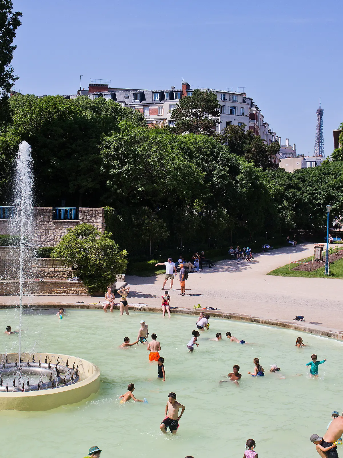 A heatwave hits Paris; here, children and parents cool off in the water of the fountain at Square Saint-Lambert, 15th district , even though swimming is prohibited. The square's staff intervened once in the mid-afternoon to ask everyone to leave. Paris.On May 25, 2026. Paris, FRANCE-25/05/2026. Vague de chaleur sur Paris, ici des enfants et parents se rafraichissent dans l'eau de la fontaine du Square Saint-Lambert, pourtant la baignade est interdite, les agents du square interviendront une fois pour faire sortir tout le monde en milieu d'apres-midi. Paris. //FRANCOLONXAVIER_Sipa.45968/Credit:Xavier Francolon/SIPA/2605260817