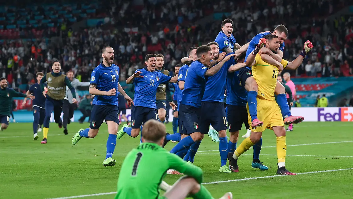 LONDON, ENGLAND - JULY 11: Gianluigi Donnarumma of Italy celebrates with teammates after saving the England fifth penalty taken by Bukayo Saka (Not pictured) of England in a penalty shoot out during the UEFA Euro 2020 Championship Final between Italy and England at Wembley Stadium on July 11, 2021 in London, England. (Photo by Laurence Griffiths/Getty Images)