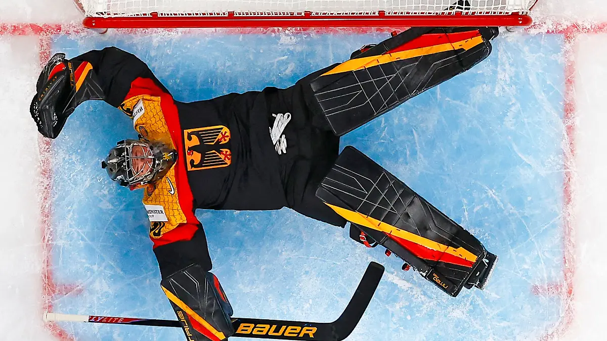 Symbolträchtig: Deutschlands Torhüter Philipp Grubauer liegt auf dem Eis.