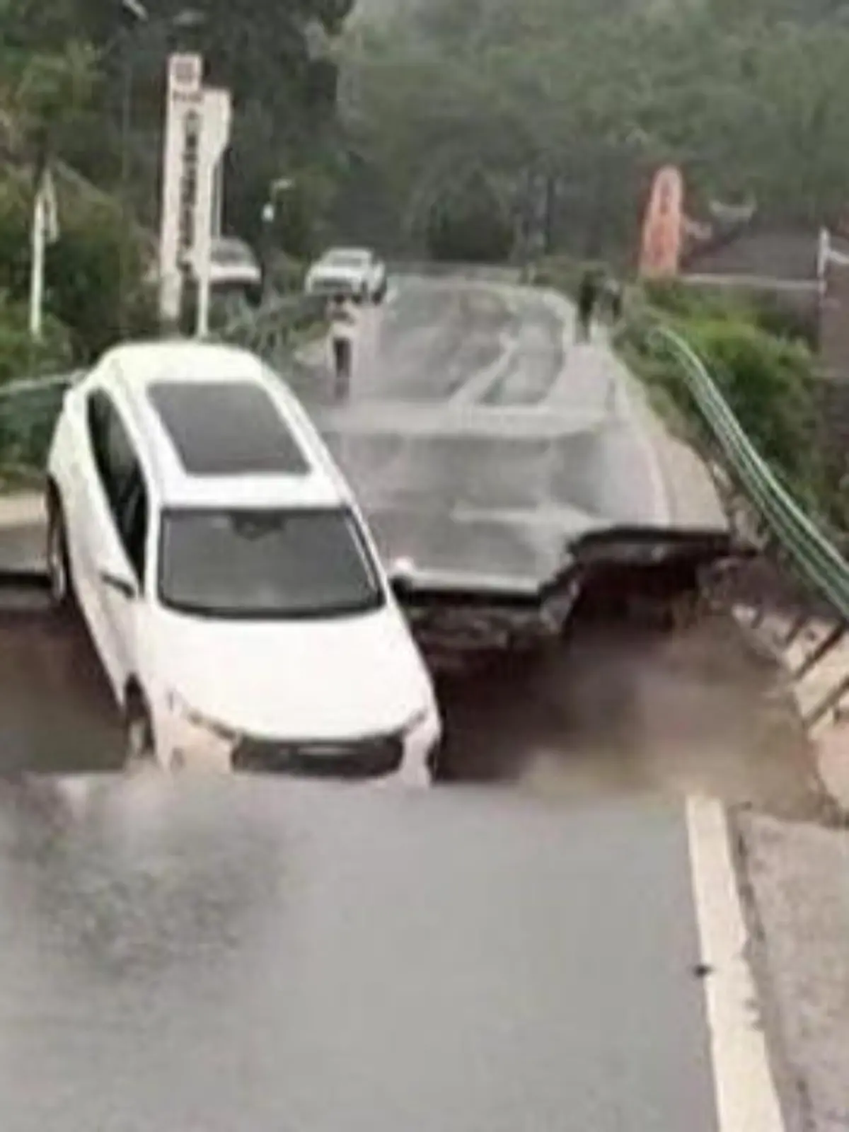 Bild zu: "Brücke bricht plötzlich weg – Auto stürzt in die Fluten!"