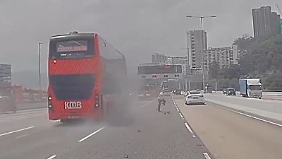 Bild von Crash auf Stadtautobahn! Doppeldeckerbus kracht in Sicherungsfahrzeug