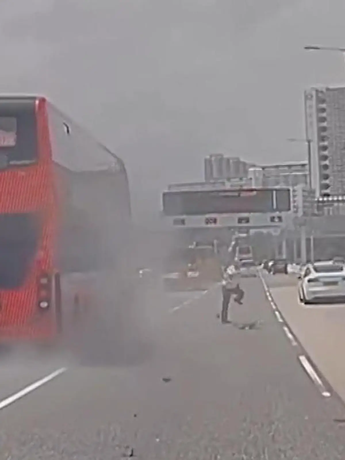 Bild zu: "Crash auf Stadtautobahn! Doppeldeckerbus kracht in Sicherungsfahrzeug"