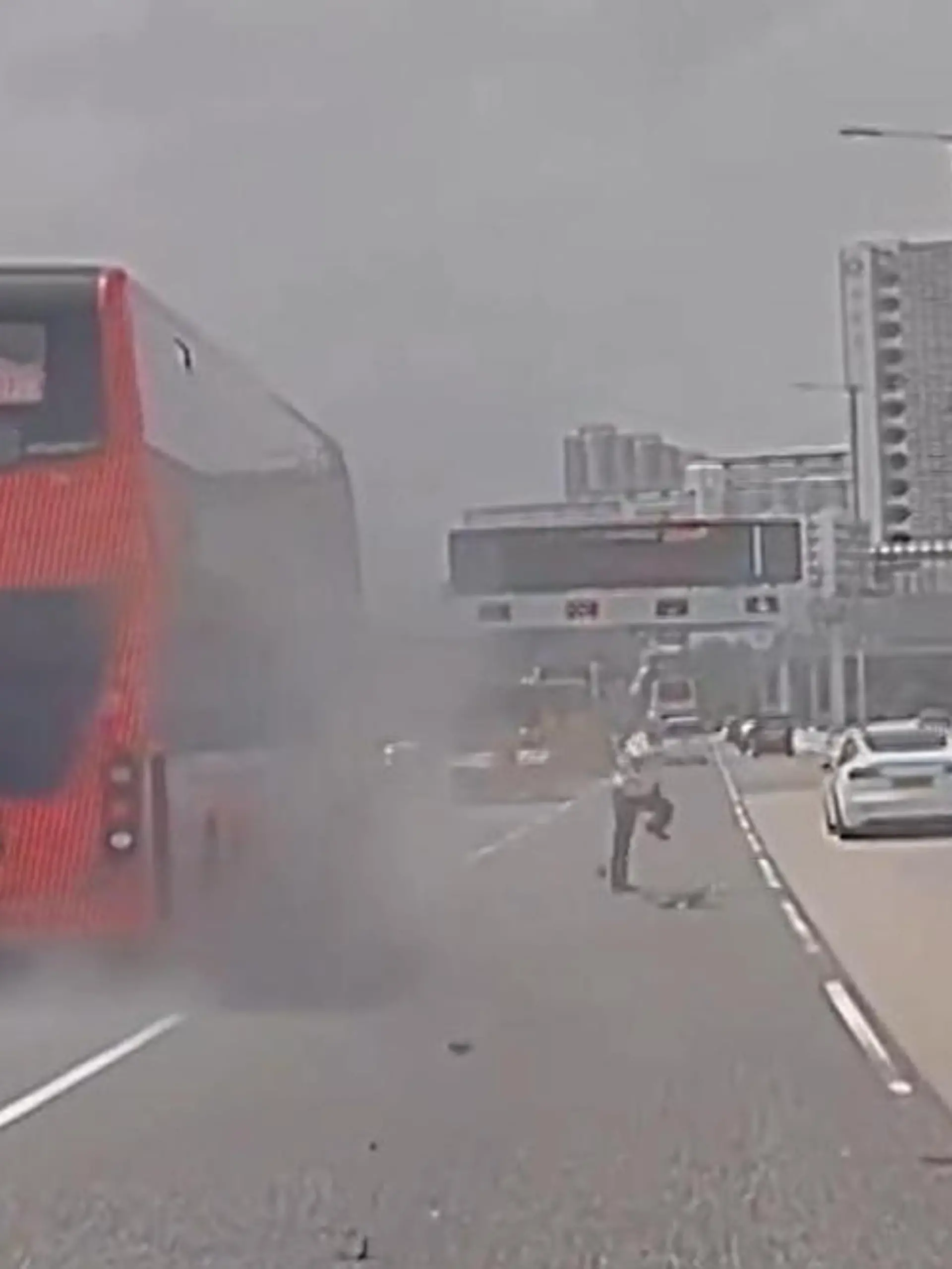 Bild zu: "Crash auf Stadtautobahn! Doppeldeckerbus kracht in Sicherungsfahrzeug"