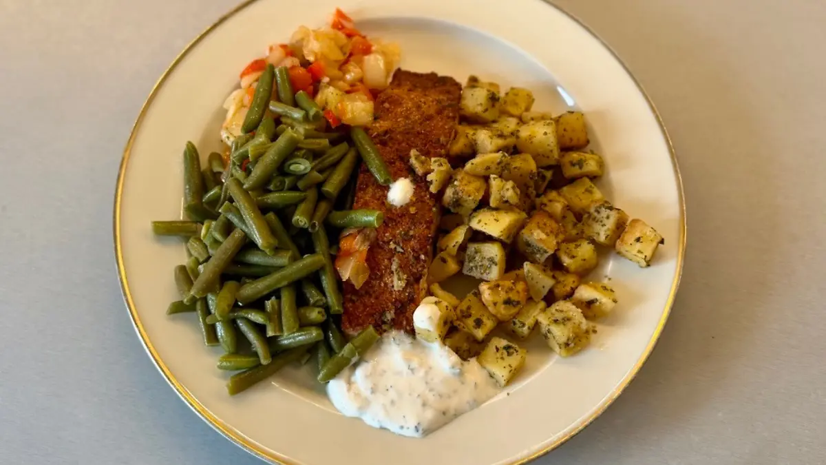Ofengerösteter Lachs mit Joghurt-Sauce, grünen Bohnen, Grillgemüse und Kartoffeln
