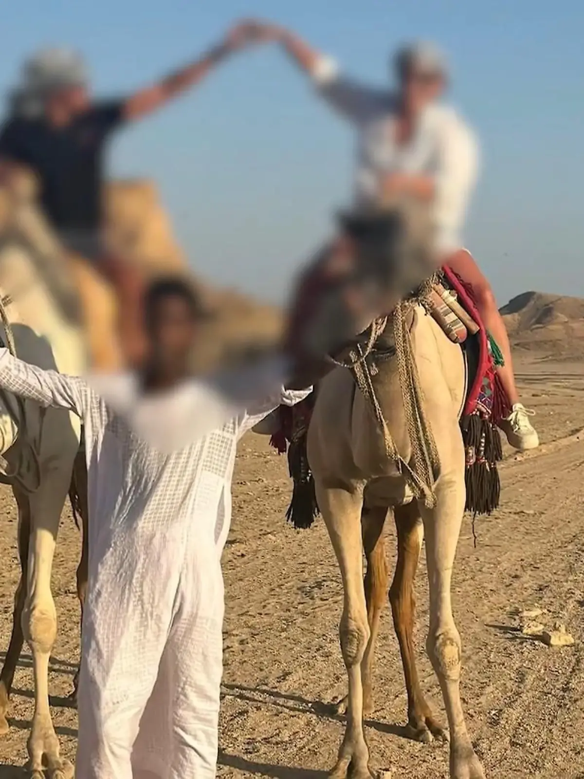 Bild zu: "Familie macht Wüstensafari in Ägypten und gerät kurz darauf in Lebensgefahr"