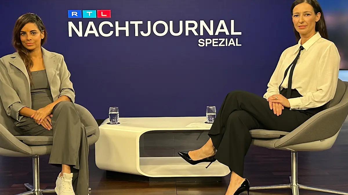 Collien Fernandes und Pinar Atalay sitzen zusammen.