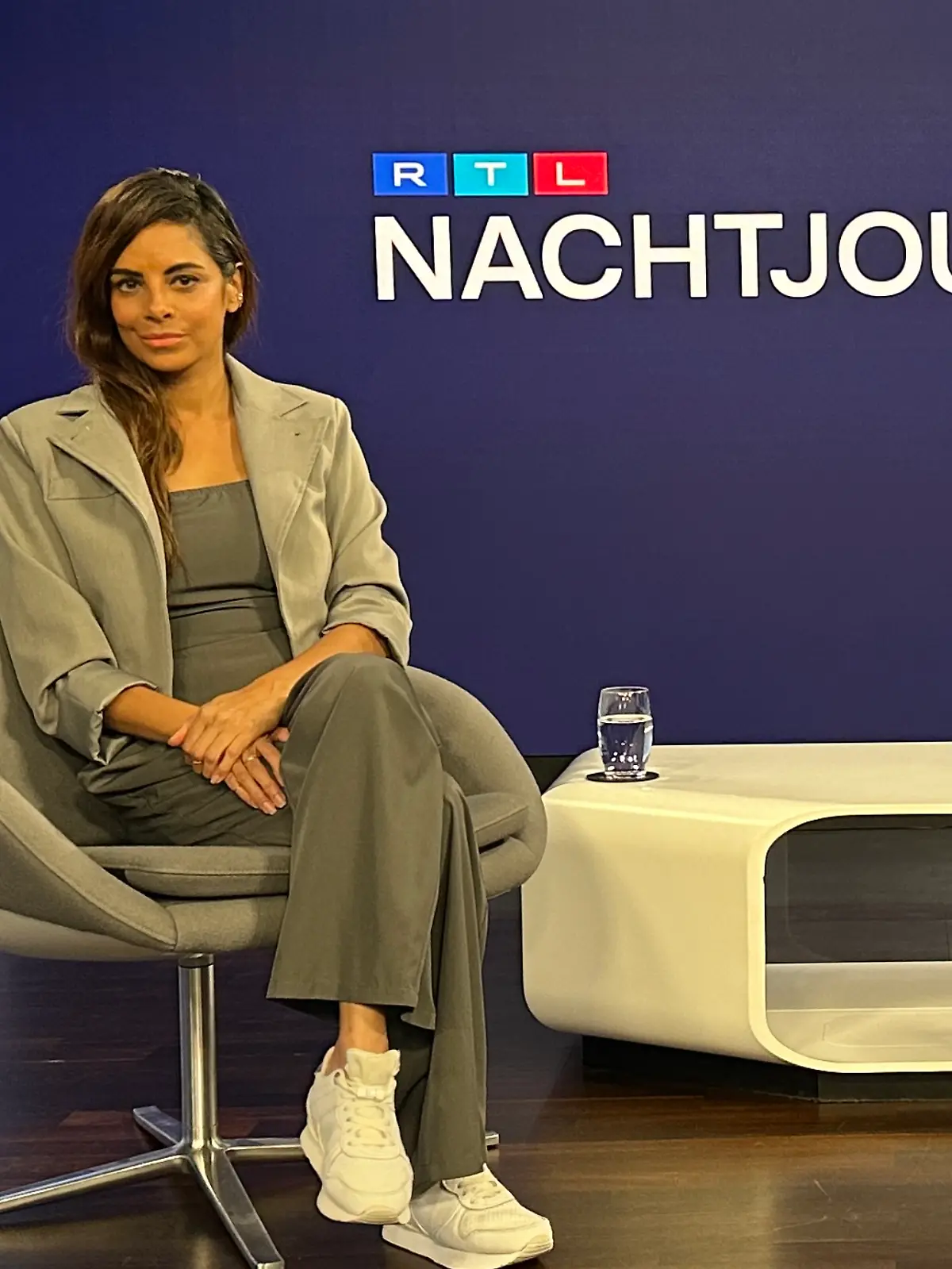 Collien Fernandes und Pinar Atalay sitzen zusammen.