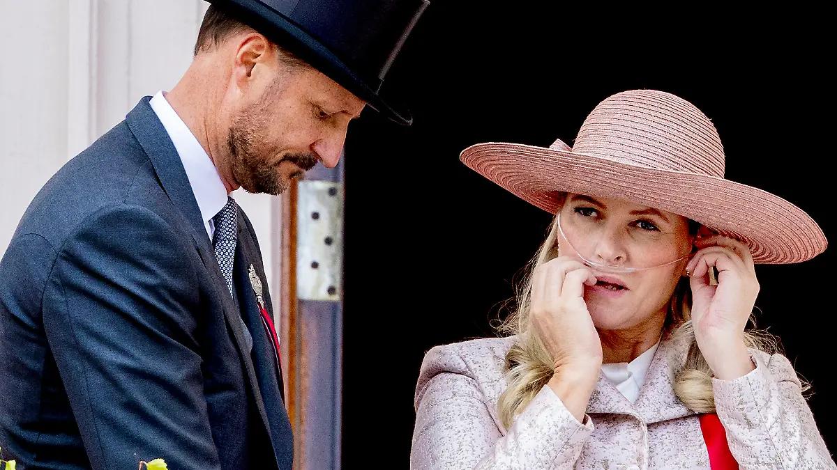 OSLO 17-05-2026 Norwegian Royal Family, Crown Princess Mette-Marit and Crown Prince Haakon watch the procession in front of the Royal Palace in Oslo Foto: Albert Nieboer Netherlands OUT Point De Vue OUT