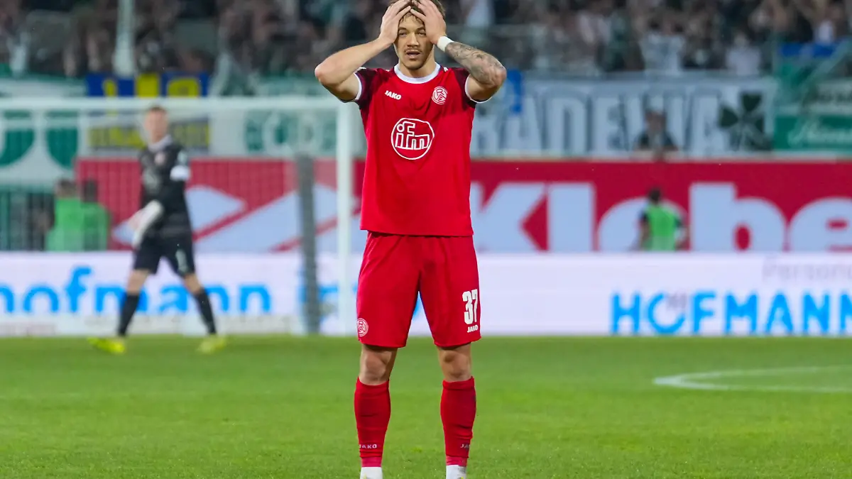26.05.2026, xydrx, Herren, Fußball, Relegation Rückspiel, 2.Bundesliga [Bundesliga], Greuther Furth - Rot-Weiss Essen, Saison 2025 2026, Sportpark Ronhof: Jannik Hofmann (Rot-Weiss Essen, 37) schlägt die Hände über dem Kopf zusammen DFB regulations prohibit any use of photographs as image sequences and or quasi-video.
