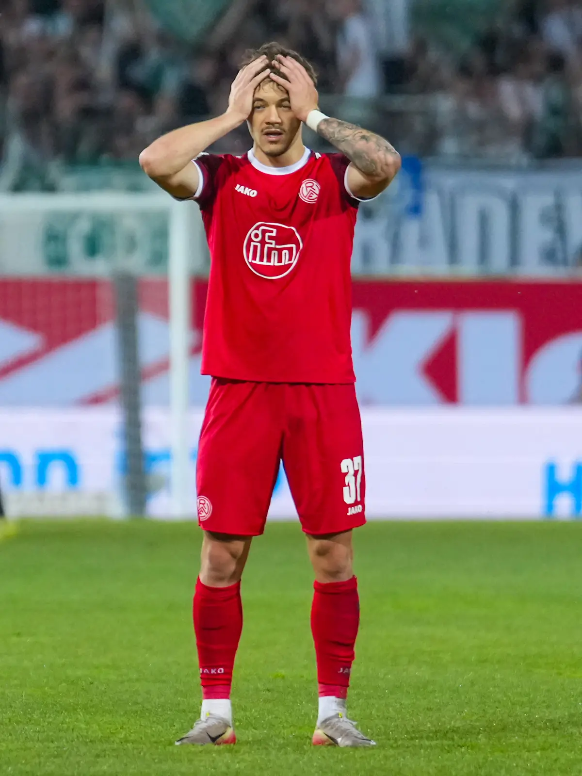 26.05.2026, xydrx, Herren, Fußball, Relegation Rückspiel, 2.Bundesliga [Bundesliga], Greuther Furth - Rot-Weiss Essen, Saison 2025 2026, Sportpark Ronhof: Jannik Hofmann (Rot-Weiss Essen, 37) schlägt die Hände über dem Kopf zusammen DFB regulations prohibit any use of photographs as image sequences and or quasi-video.