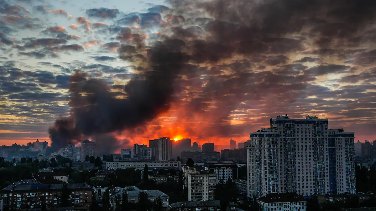 Nach einem massiven russischen Luftangriff steigt bei Sonnenaufgang Rauch über der Stadt auf. +++ dpa-Bildfunk +++