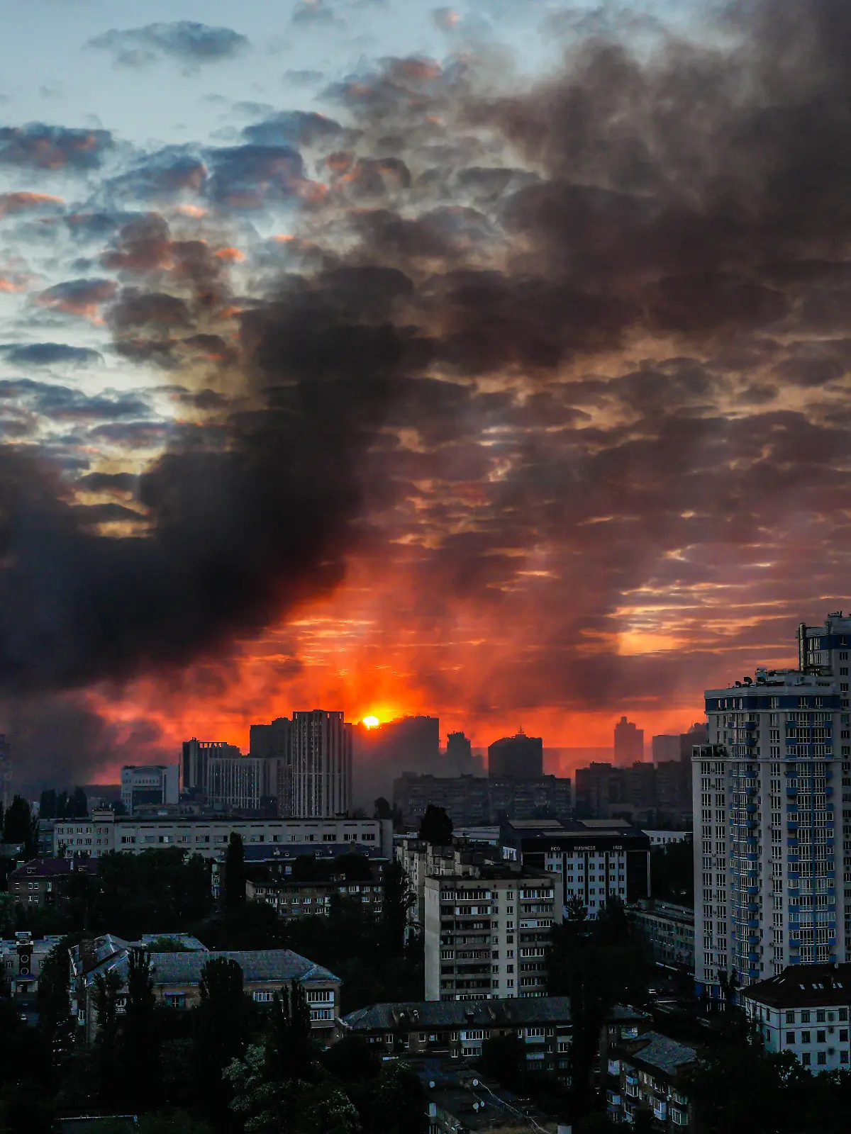 Nach einem massiven russischen Luftangriff steigt bei Sonnenaufgang Rauch über der Stadt auf. +++ dpa-Bildfunk +++