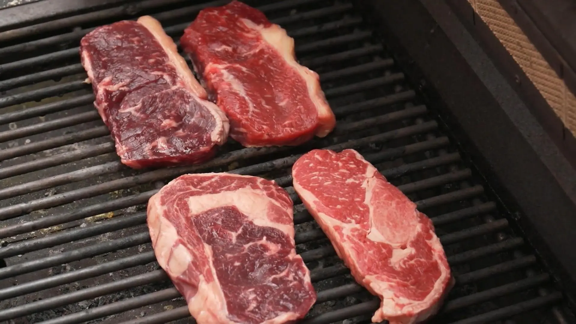 Frische-Theke oder abgepackt aus dem Kühlregal Der große Grillfleisch-Check