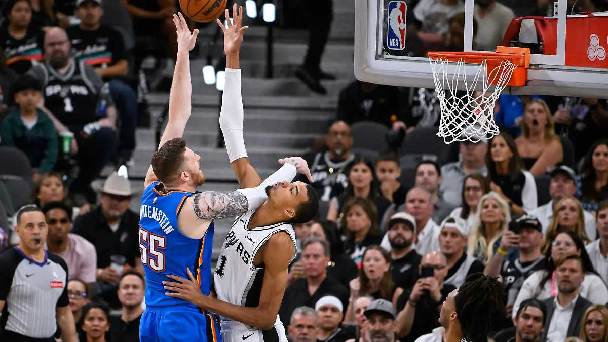 Isaiah Hartenstein (links) legte für Oklahoma in Spiel fünf gegen die San Antonio Spurs um Starspieler Victor Wembanyama 15 Rebounds auf.