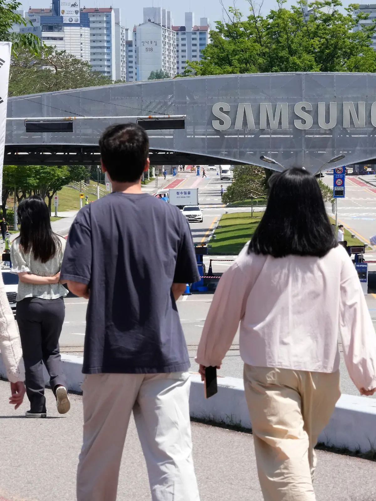 Das Logo von Samsung Electronics ist an einem Tor am Hauptsitz des Unternehmens in Suwon, Südkorea, zu sehen. +++ dpa-Bildfunk +++