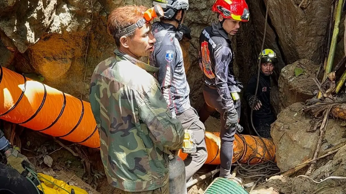 In diesem von der Rettungsorganisation «Metta Tham Rescue Kalasin» via AP zur Verfügung gestellten Foto arbeiten Retter daran, sieben Menschen zu erreichen, die in einer Höhle in der Provinz Xaisomboun eingeschlossen sind. +++ dpa-Bildfunk +++