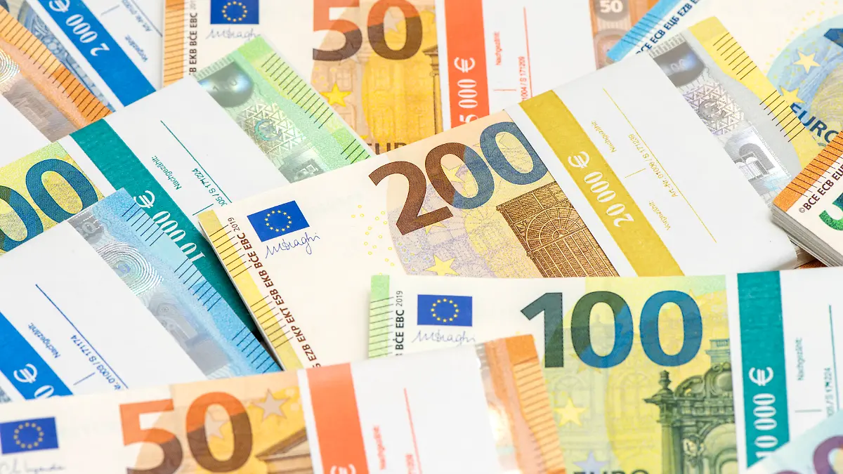 Euro Banknoten und Geldscheine liegen zusammen als Symbolbild für Finanzen und Eurowährung  NUR FÜR REDAKTIONELLE VERWENDUNG -
