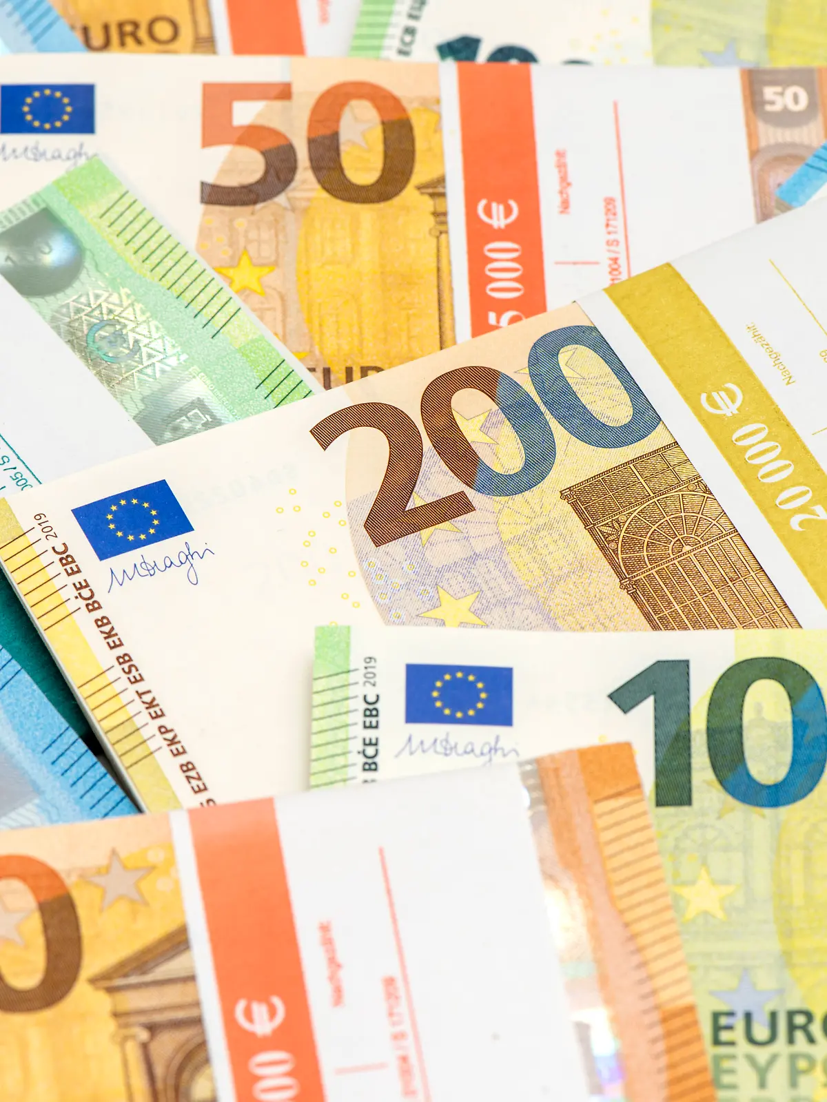 Euro Banknoten und Geldscheine liegen zusammen als Symbolbild für Finanzen und Eurowährung NUR FÜR REDAKTIONELLE VERWENDUNG -