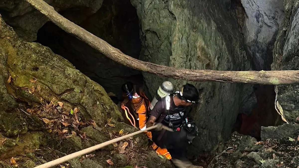 Auf diesem von Metta Tham Rescue Kalasin veröffentlichten Bild versuchen Retter, Menschen zu erreichen, die in einer Höhle in der Provinz Xaisomboun eingeschlossen sind. +++ dpa-Bildfunk +++