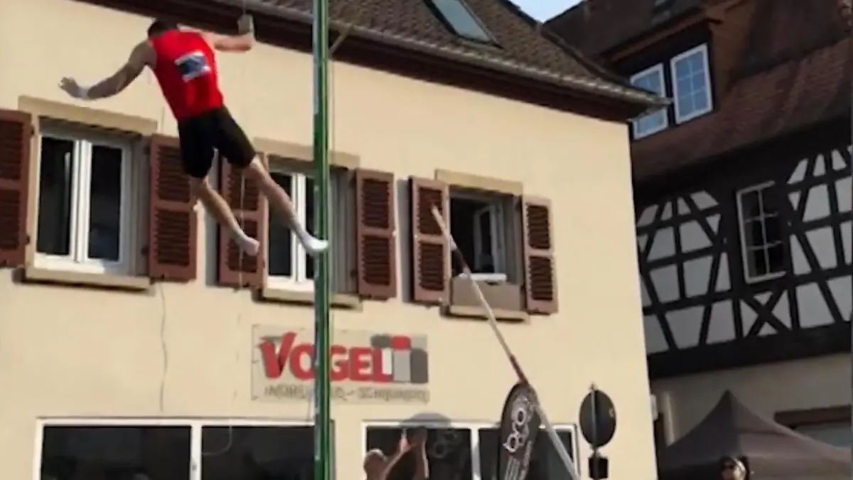 Sturz aus fünf Metern! Stabhochspringer verliert plötzlich Kontrolle – und verfehlt Matte Deutscher Leichtathlet schwer am Knie verletzt