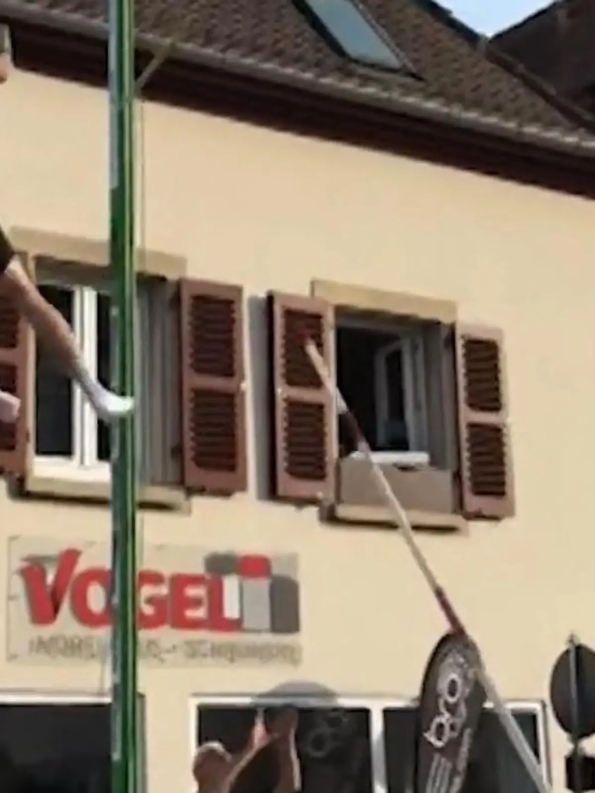 Bild zu: "Sturz aus fünf Metern! Stabhochspringer verliert plötzlich Kontrolle – und verfehlt Matte"