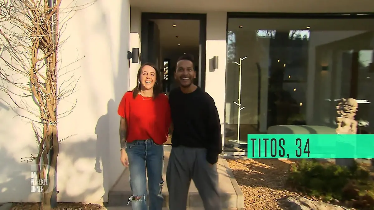Anna und Partner Titos Arm in Arm vor ihrem Eingang.