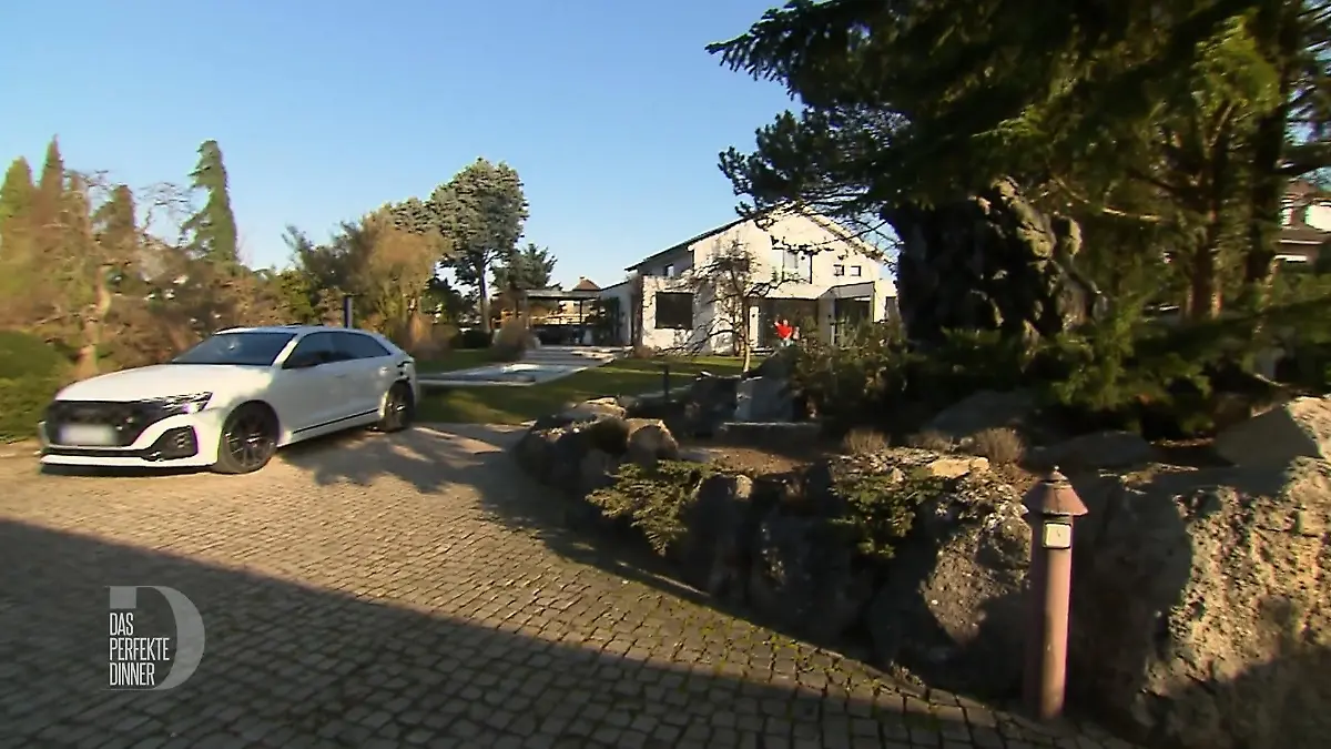Außenansicht von Haus mit Garten, Pool und Auto.