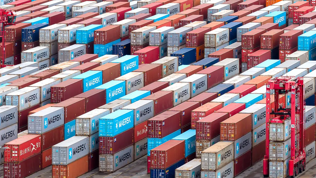 Container auf dem Gelände vom Container-Terminal Bremerhaven. (zu dpa: «IW senkt Konjunkturprognose für 2026 deutlich») +++ dpa-Bildfunk +++