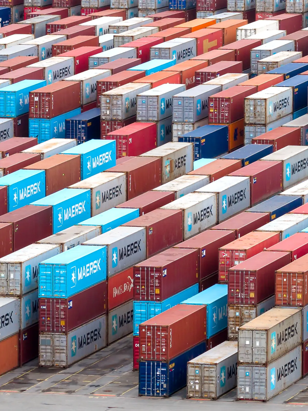 Container auf dem Gelände vom Container-Terminal Bremerhaven. (zu dpa: «IW senkt Konjunkturprognose für 2026 deutlich») +++ dpa-Bildfunk +++