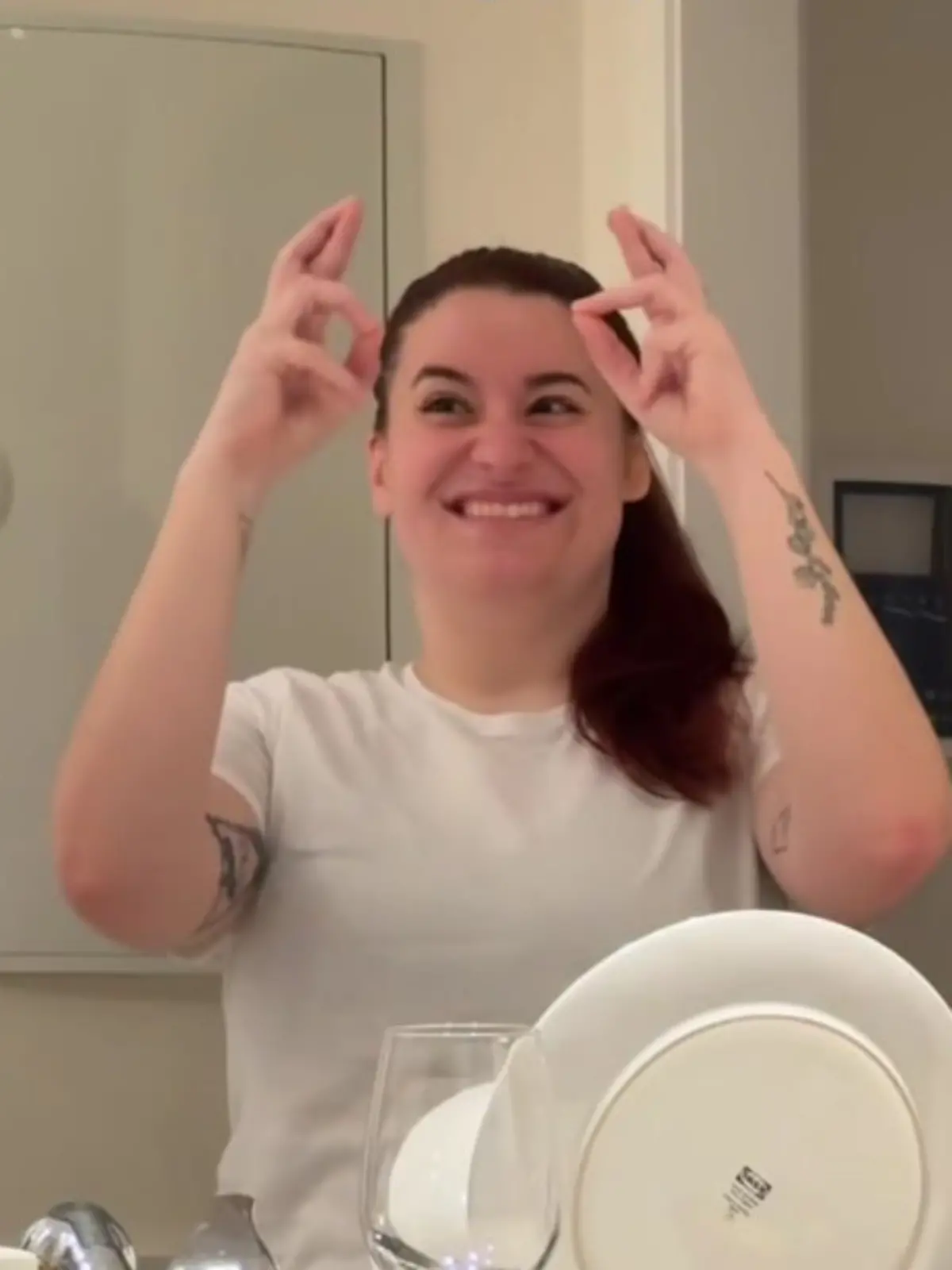 „Pinky-Time“, die kleine-Finger-Zeit, soll den kognitiven Verfall verlangsamen – ein viraler Trick den Experten bestätigen.