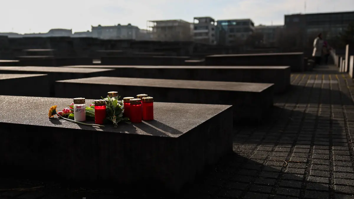 Blumen und Kerzen wurden auf einer Stehle am Denkmal für die ermordeten Juden Europas niedergelegt. (zu dpa: «Neuer Verdächtiger nach Messerangriff am Holocaust-Mahnmal») +++ dpa-Bildfunk +++