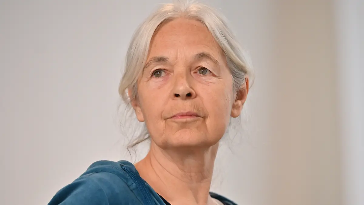 Die Angeklagte Daniela Klette kommt in den provisorischen Gerichtssaal des Landgerichts Verden in Verden-Eitze. Im Prozess gegen die frühere RAF-Terroristin Daniela Klette wegen bewaffneter Raubüberfälle könnte vor dem Landgericht Verden das Urteil gesprochen werden. Die Deutsche steht seit März 2025 vor Gericht. Laut Anklage soll sie mit ihren mutmaßlichen Komplizen Garweg und Staub zwischen 1999 und 2016 maskiert und bewaffnet Geldtransporter und Supermärkte überfallen haben.
