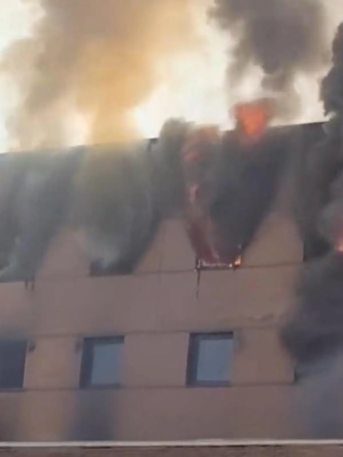 Bild zu: "Mitten in beliebter Urlaubsregion! Hotel steht in Flammen – Menschen müssen fliehen"