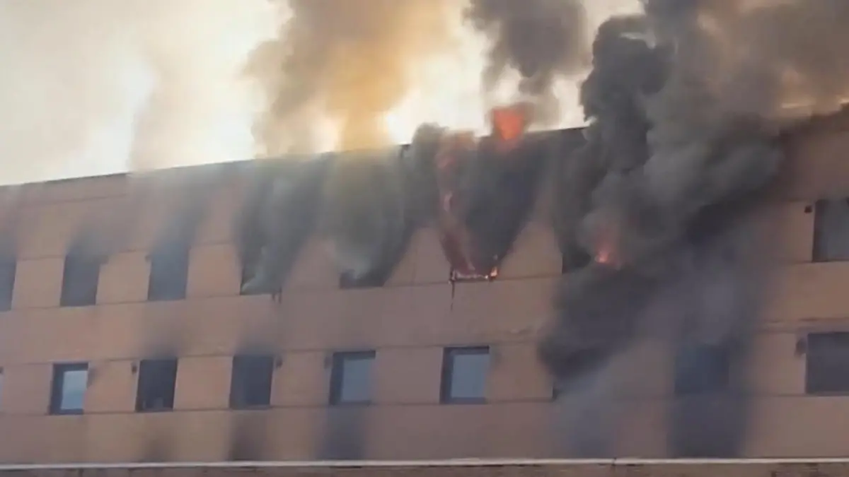 Mitten in beliebter Urlaubsregion! Hotel steht in Flammen – Menschen müssen fliehen Schock für Touristen