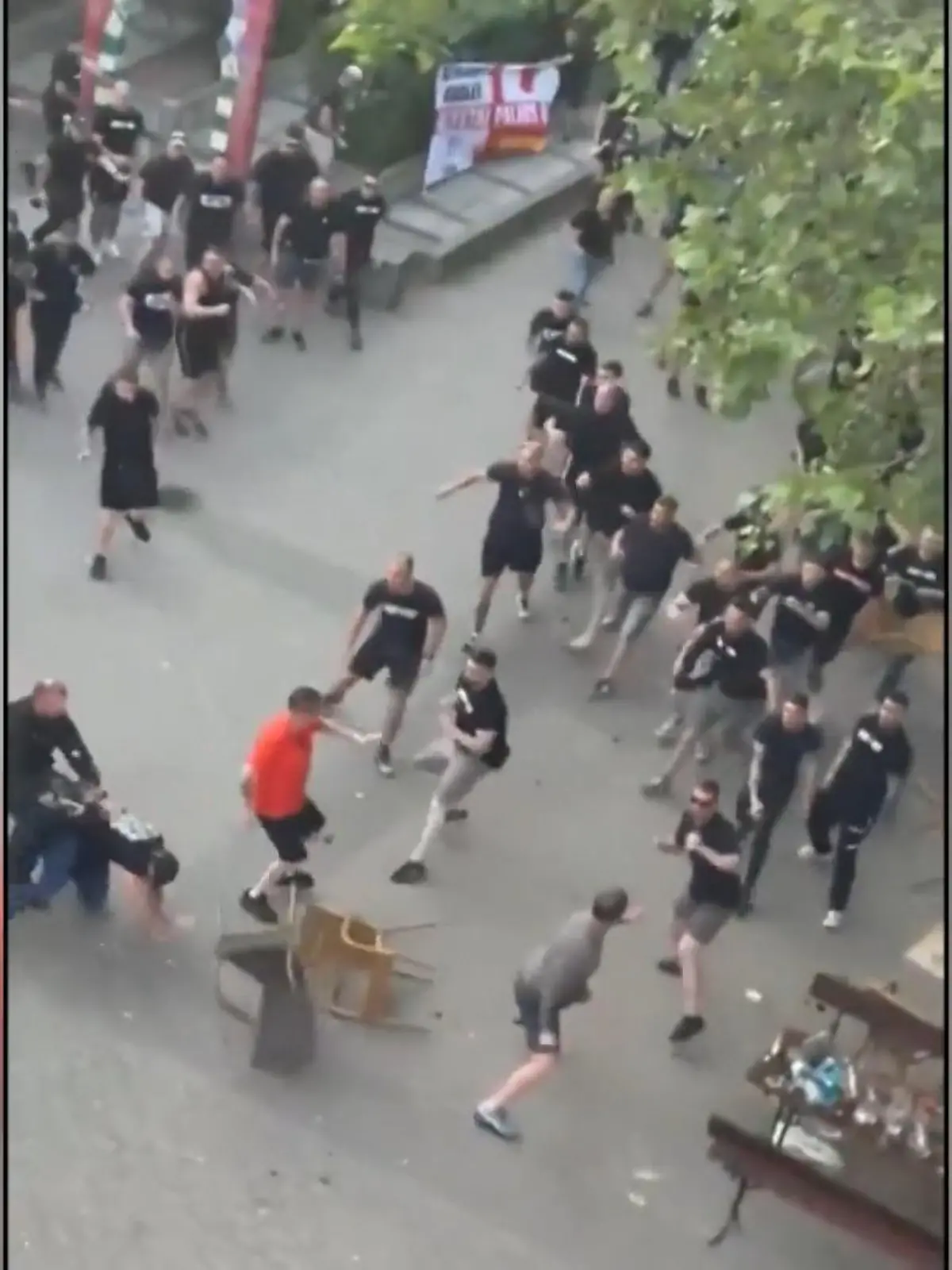 Bild zu: "Spanische Fans stürmen auf Engländer los – die Polizei verhindert Schlimmeres"