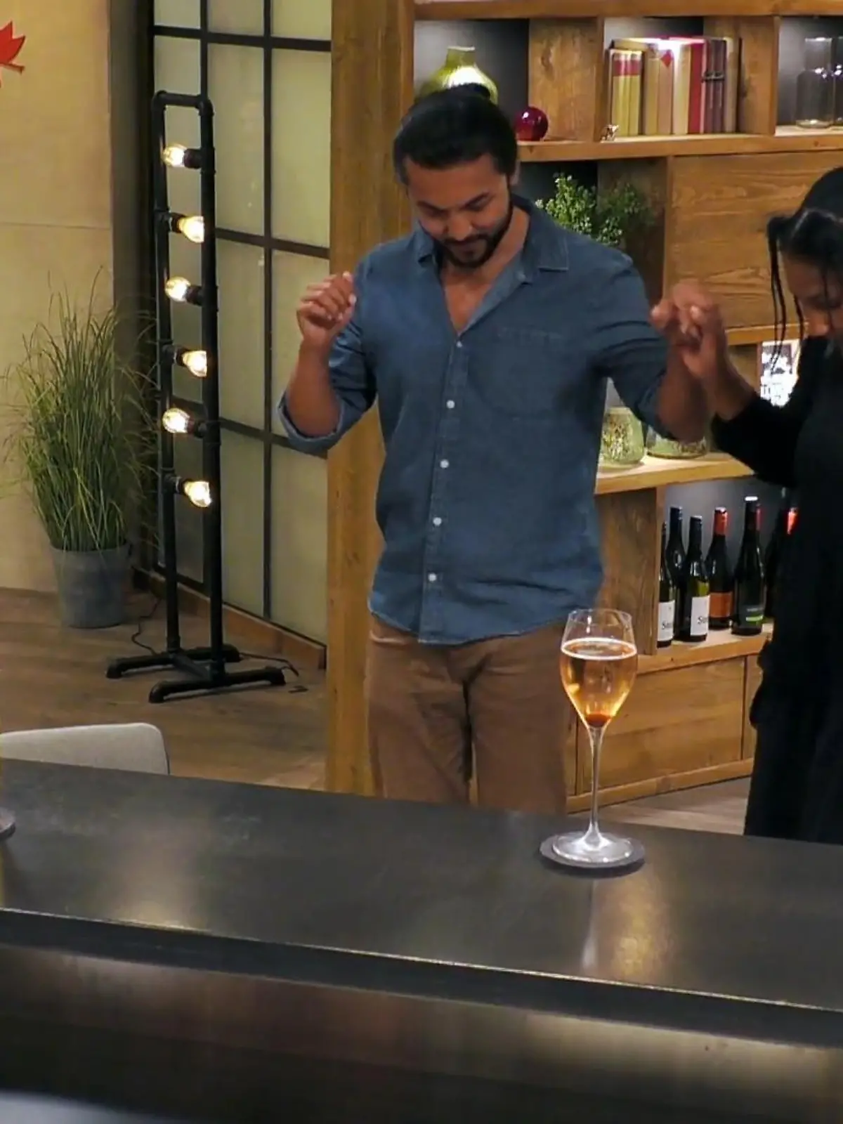 Bild zu: "Mariam und Muso wirbeln spontan durchs Restaurant"