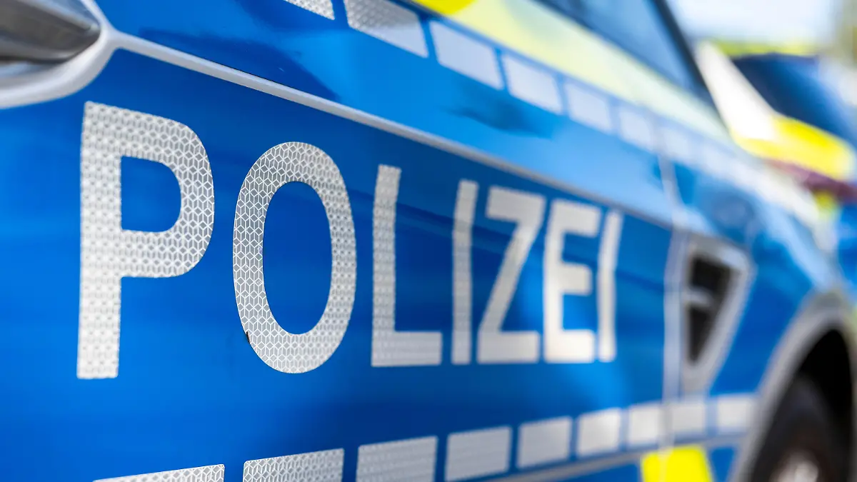 Ein Streifenwagen posiert seitlich zur Kamera.