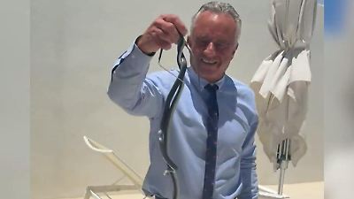 Bild von US-Gesundheitsminister fängt Schlangen mit bloßen Händen – und wird gebissen!