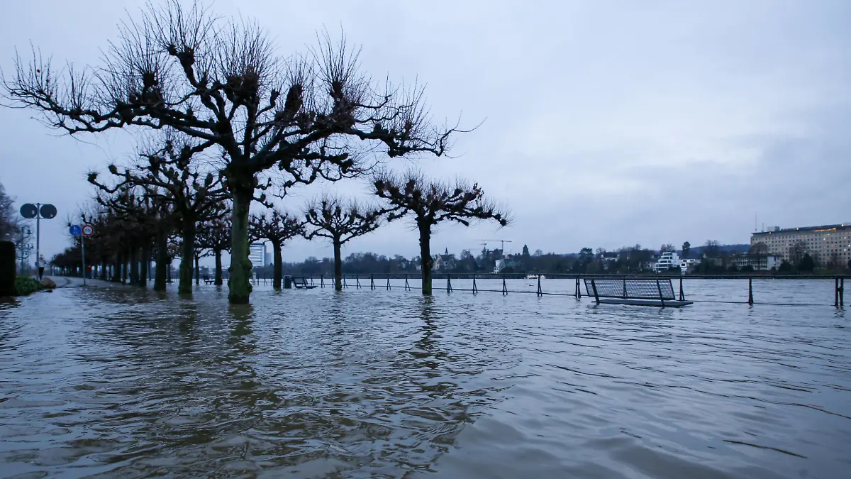  Hochwasser in Bonn Der Rheinpegel steigt weiter an. Am Montagmorgen 01.02.2021 erreichte er die 7-Meter-Grenze. Das Hochwasser in Bonn Beuel. Bonn Beuel Nordrhein-Westfalen Deutschland *** Flood in Bonn The Rhine level continues to rise On Monday morning 01 02 2021 it reached the 7 meter mark The flood in Bonn Beuel Bonn Beuel North Rhine Westphalia Germany