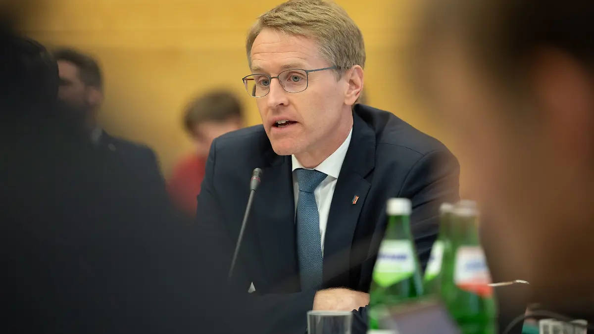Regierungschef Daniel Günther (CDU) muss sich im Ausschuss kritischen Fragen der Opposition stellen.
