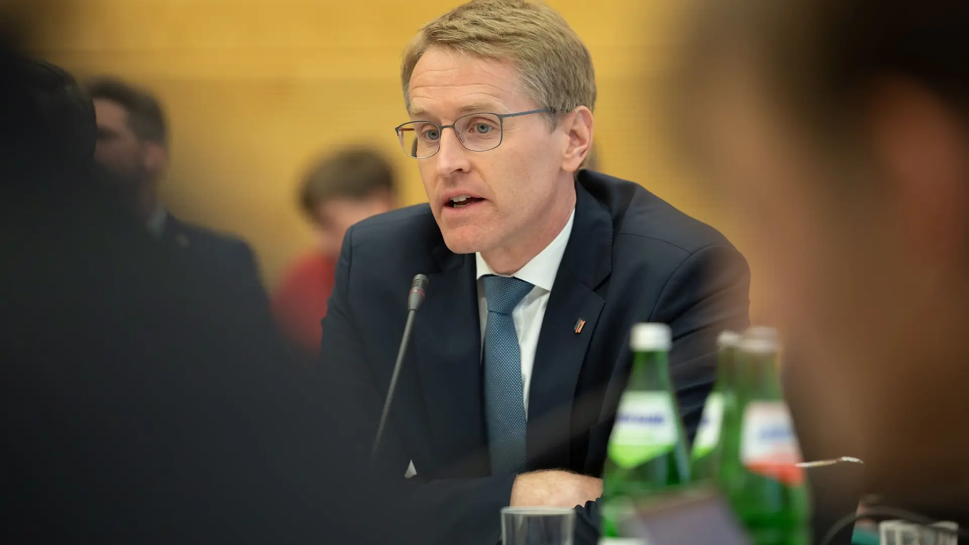 Regierungschef Daniel Günther (CDU) muss sich im Ausschuss kritischen Fragen der Opposition stellen.