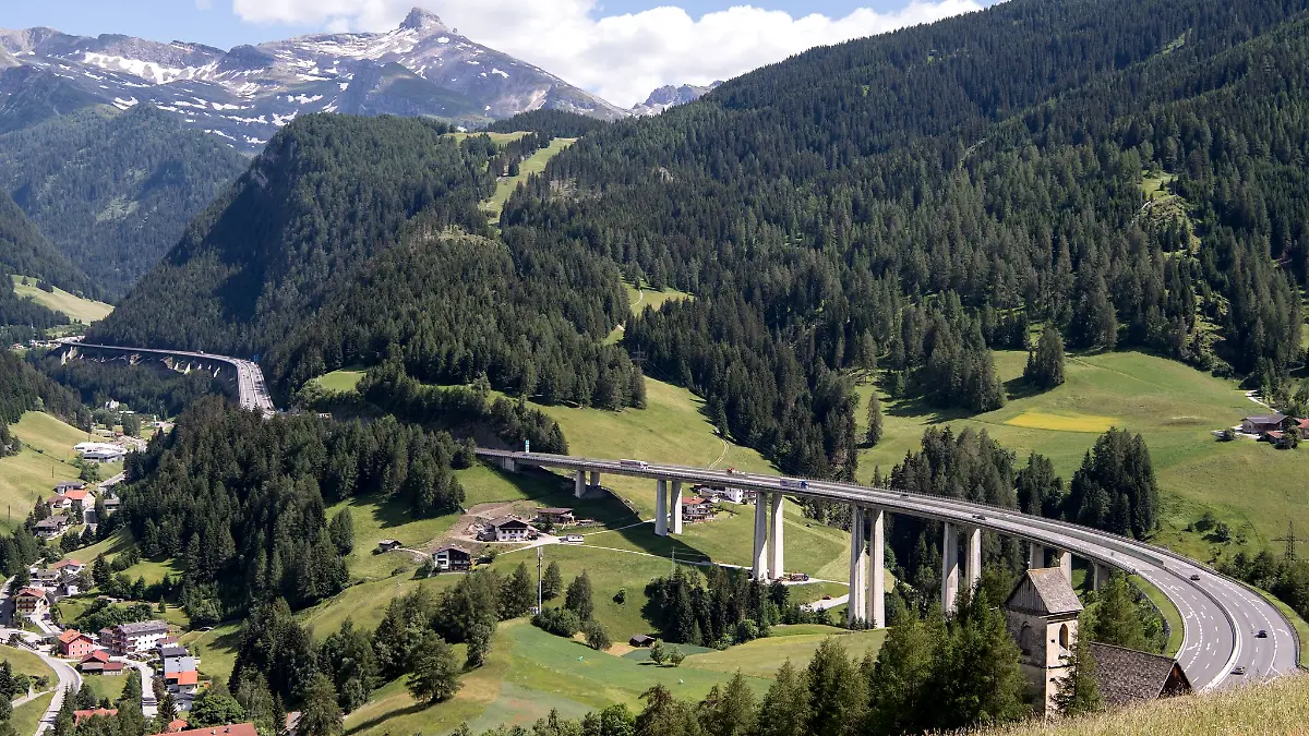 Reisechaos am Brenner: Die achtstündige Sperrung der Brennerautobahn am 30. Mai trifft viele Urlauber mitten in den Pfingstferien.