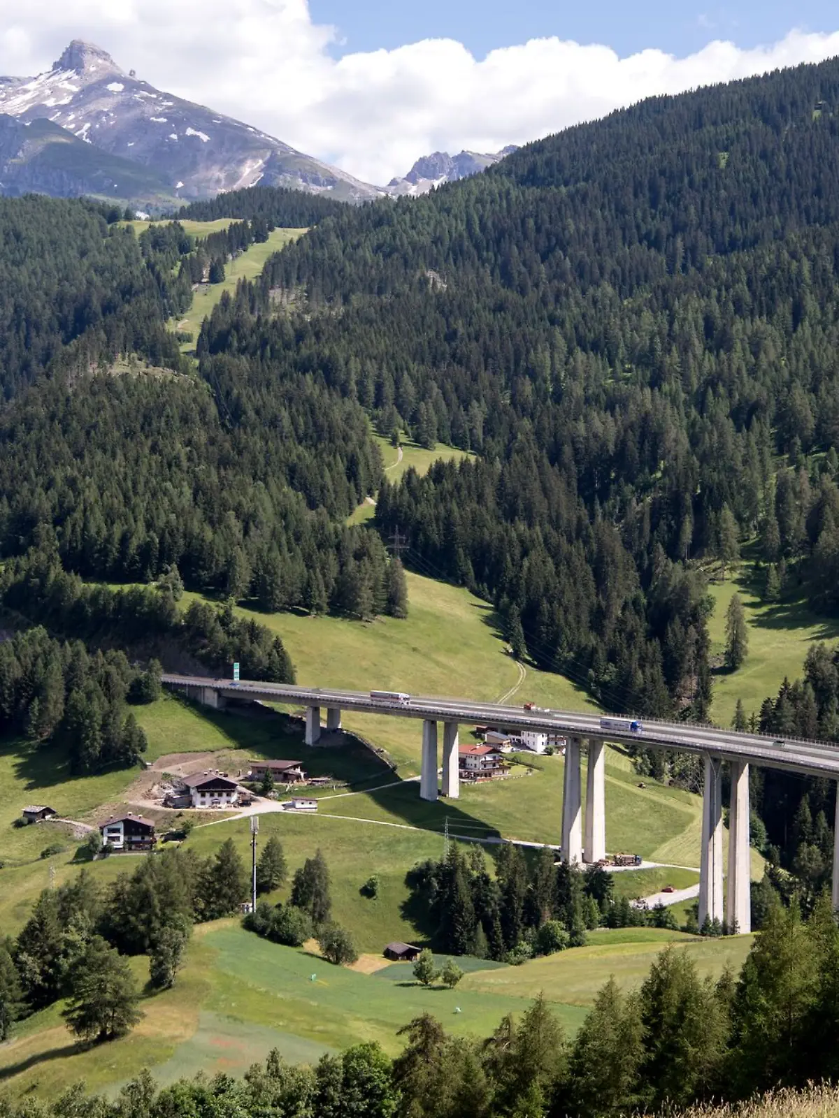 Reisechaos am Brenner: Die achtstündige Sperrung der Brennerautobahn am 30. Mai trifft viele Urlauber mitten in den Pfingstferien.