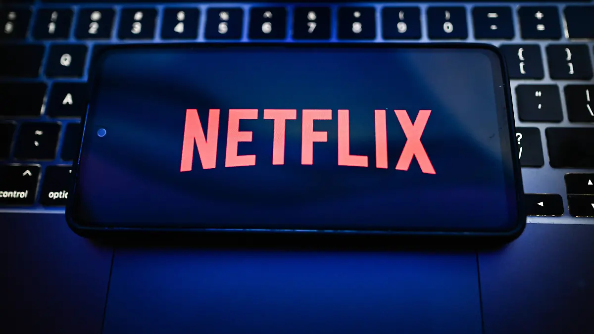Illustration in Poland. In this photo illustration, a Netflix logo is seen displayed on a smartphone on the top of a laptop. Poland Copyright: xOmarxMarquesx/xSOPAxImagesx omarques_18052026_TECHPOL-9